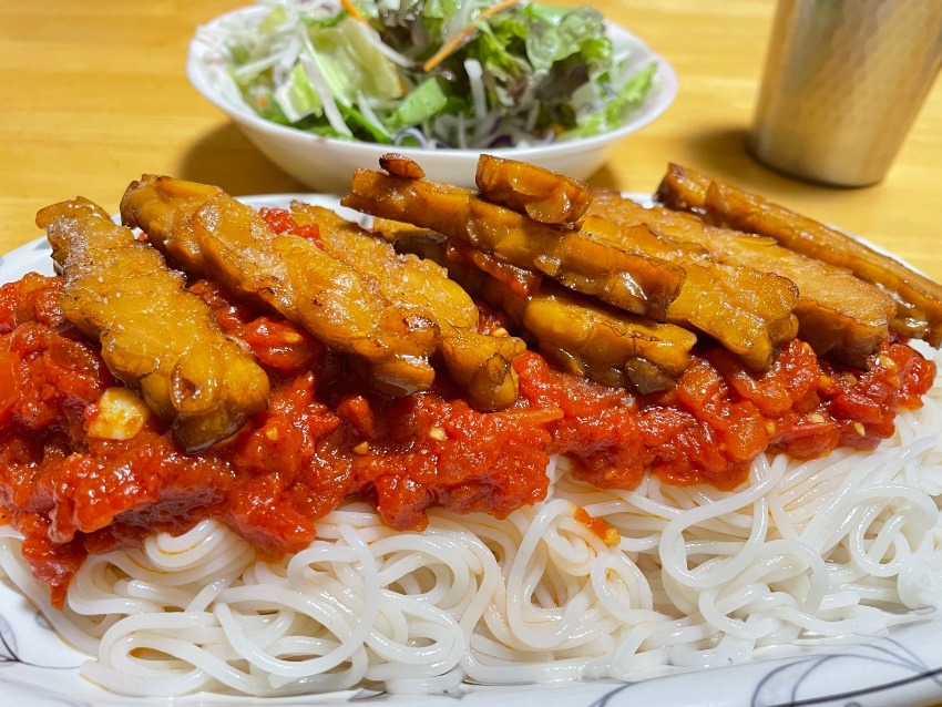 テンペとトマトソースのライスパスタ